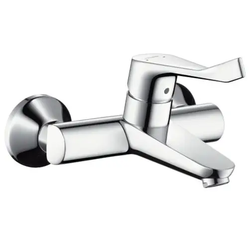 Einzelner Hansgrohe-Waschtischmischer in Chrom mit einem langen Comfortgriff, montiert an einer Wand. Der Auslauf ist direkt und hat eine schlichte Form.